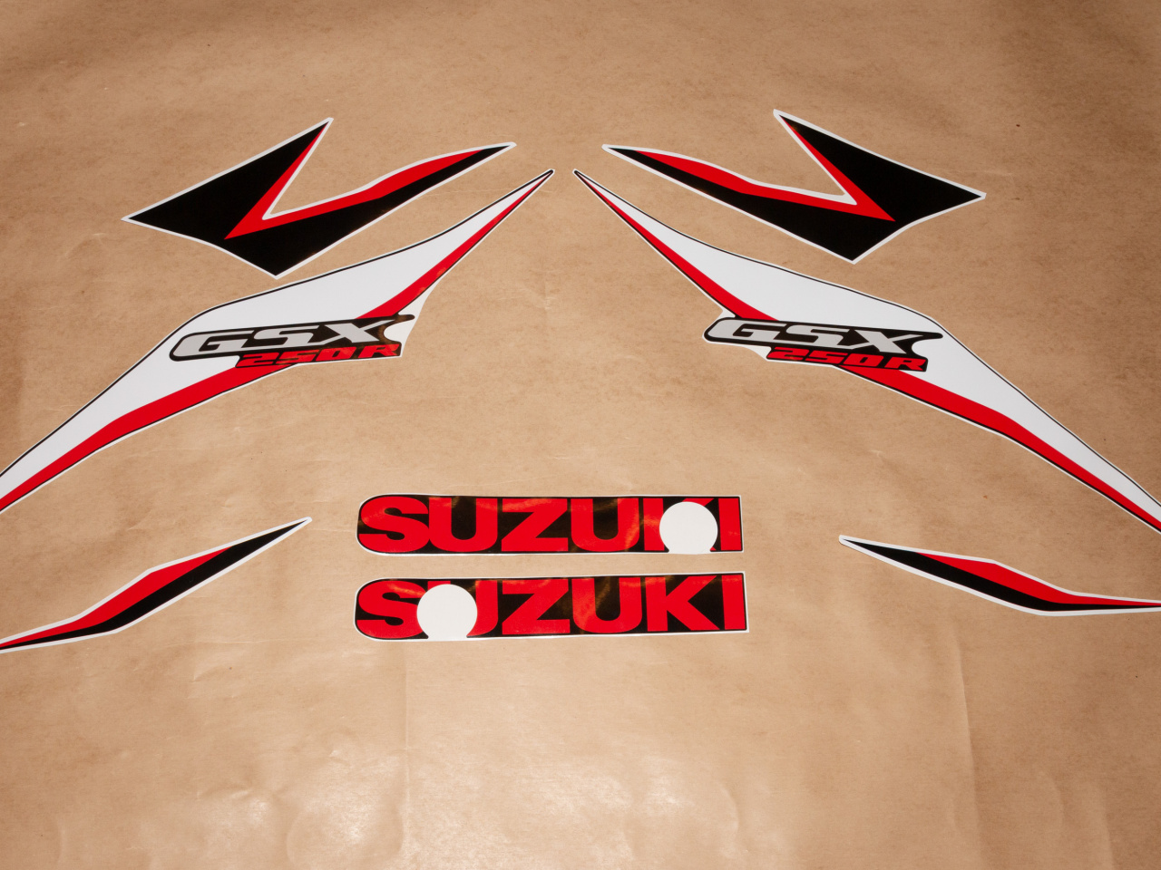 SUZUKI GSX-250R 2021 черно-белый